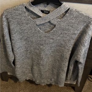 Long sleeve sweater.